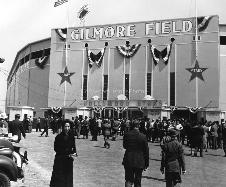 Gilmore Field 1939 The Hollywood Stars team Beverly Blvd. and Fairfax Ave.wm.jpg